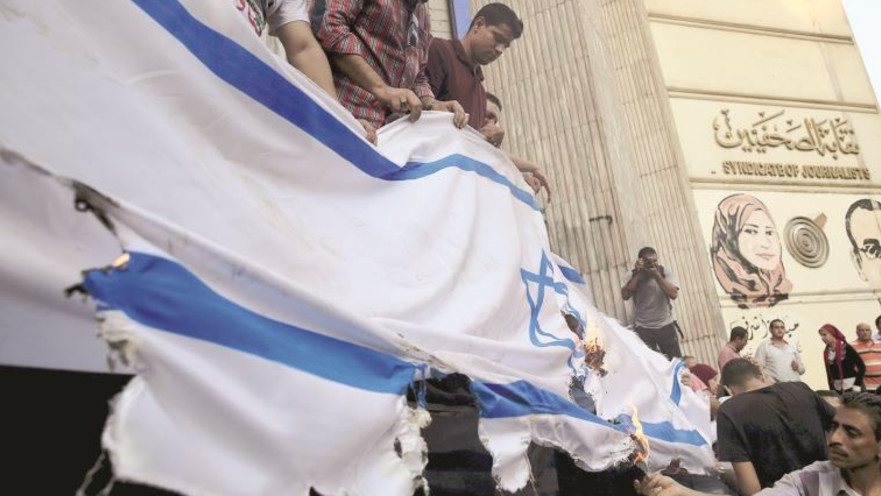 מפגינים מעלים באש דגל ישראל, באוגוסט האחרון בקהיר