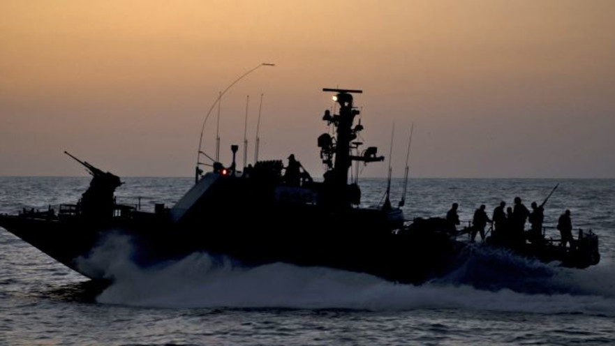 דבורה של חיל הים בלילה