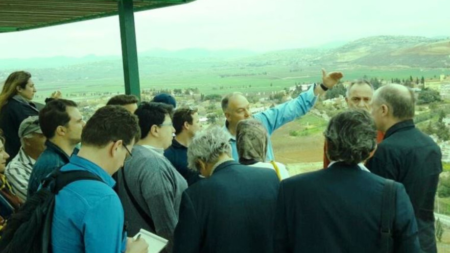 סיור כתבים מאירופה במטעים בגבול הצפון