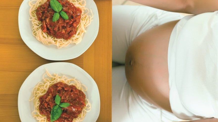 אשה בהריון אוכלת