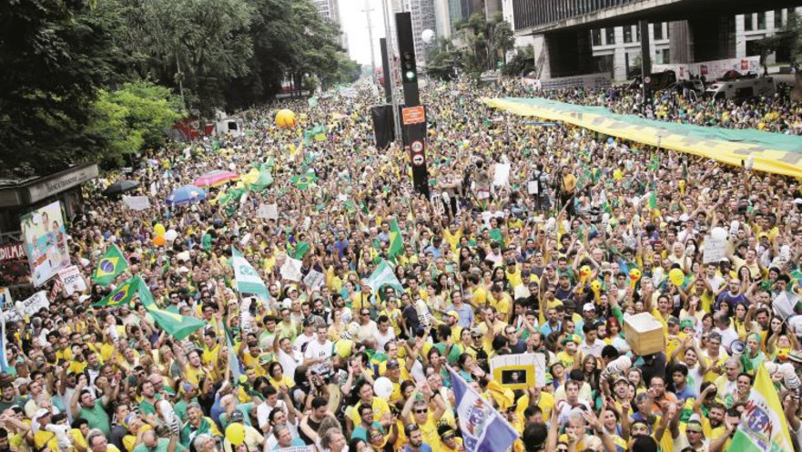 מפגינים נגד רוסף בסאו פאולו ביום ראשון השבוע