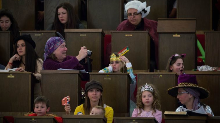 נשים וילדות קוראות במגילת אסתר