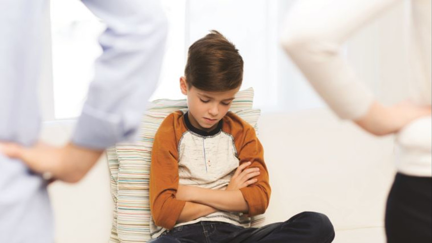 הורים כועסים על ילד