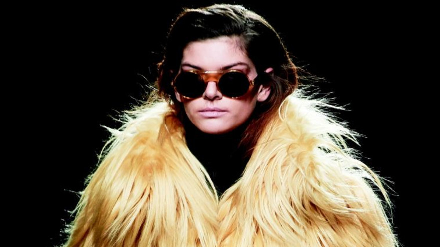 דוגמנית עוטה פרווה בשבוע האופנה במדריד