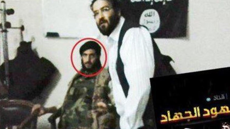 אבו מוחמד א-ג'ולאני (יושב)