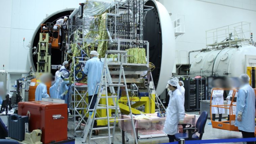 לוויין ישראלי במהלך הרכבתו בתעשייה האווירית