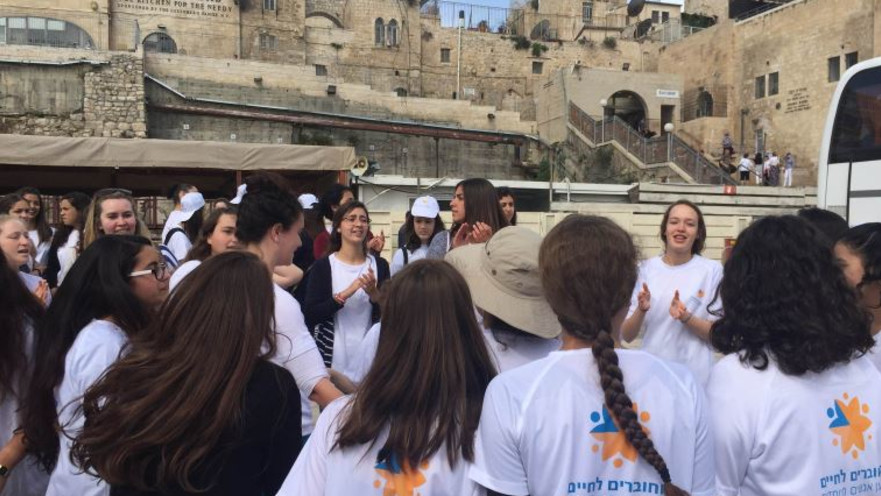 בנות אולפנת חורב חוגגות בת מצוה לנערות מחוברים לחיים