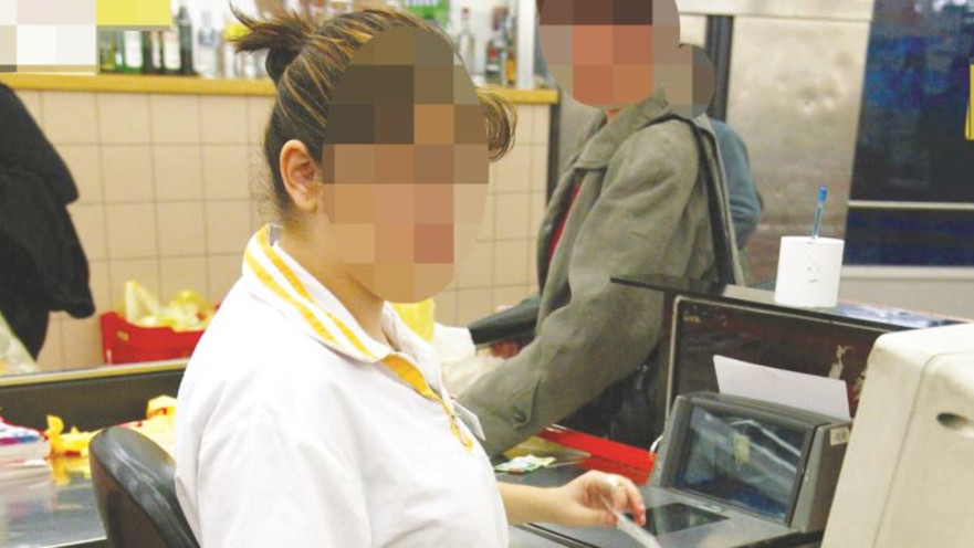 קופאית בסופר