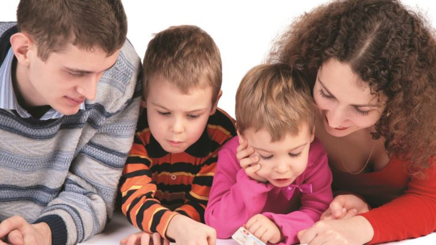 הורים וילדים קוראים ספרים