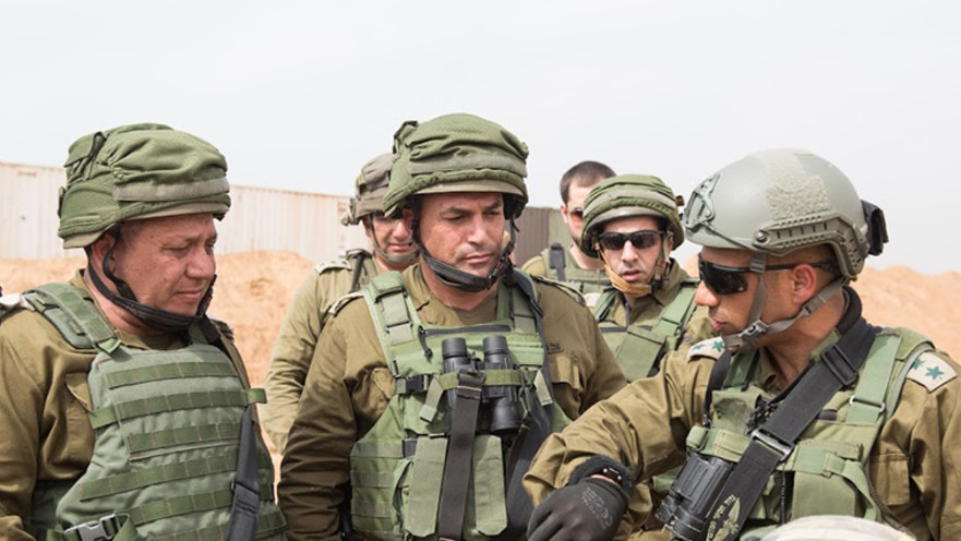 הרמטכ"ל, רב-אלוף גדי איזנקוט לצד מ' פד"ם, אלוף אייל זמיר בסמוך לשטח המנהרה