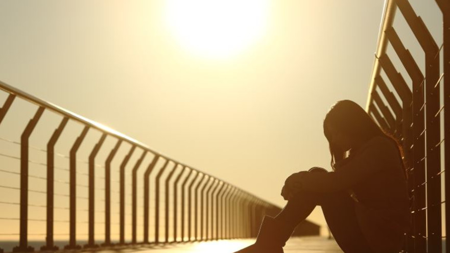 אישה לבדה על חוף הים