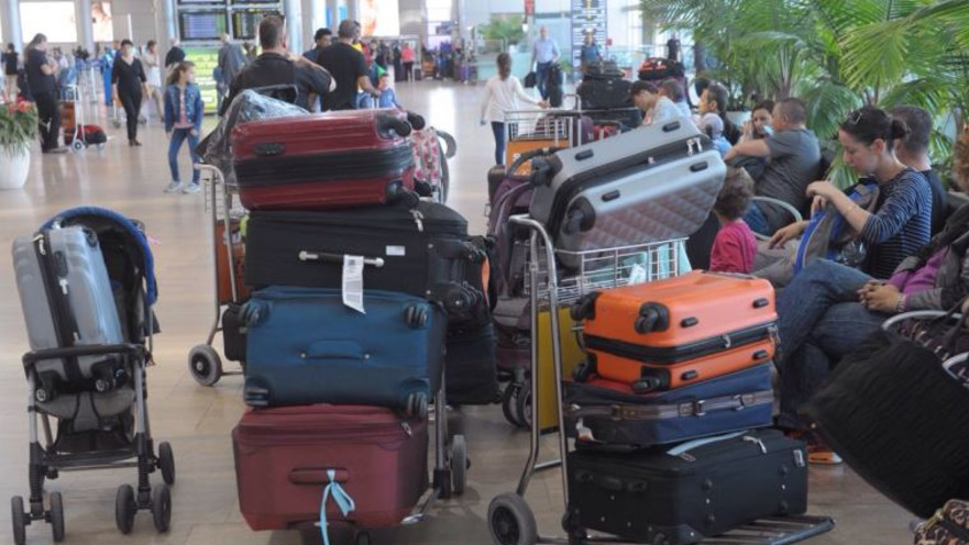 מזוודות בשדה התעופה. יחס אלים ופגיעה ברכוש הנוסעים (