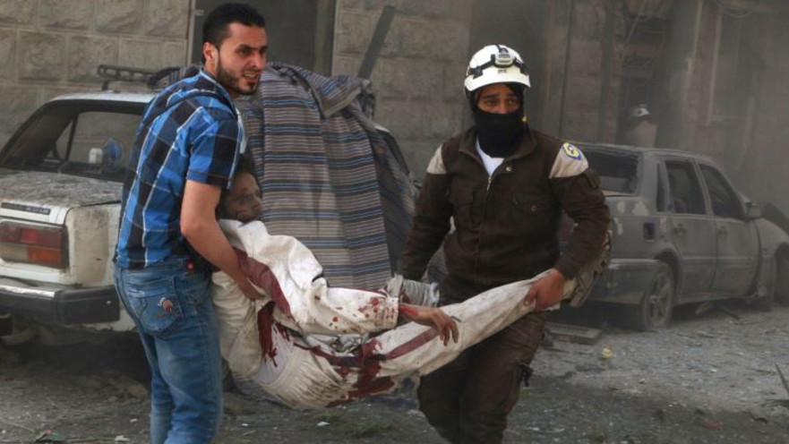 פינוי פצועים לאחר תקיפה אווירית בחלב, סוריה