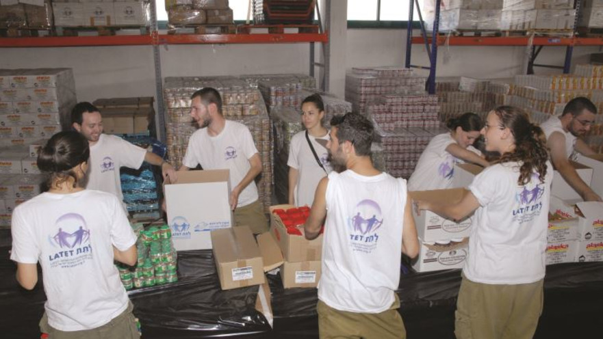 מתנדבי ארגון "לתת" 