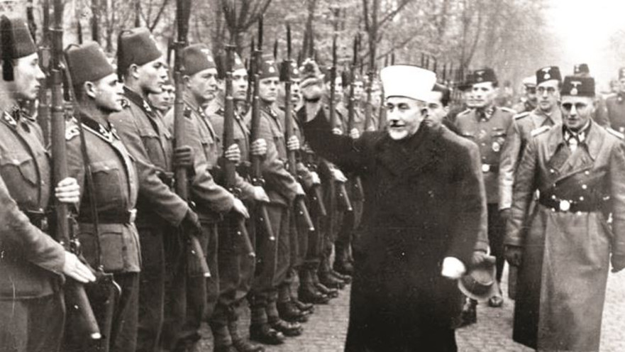 המופתי חאג' אמין אל-חוסייני סוקר מסדר בגרמניה