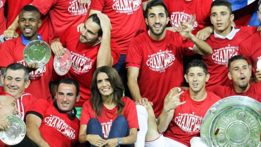 אלונה ברקת ושחקני ב"ש חוגגים