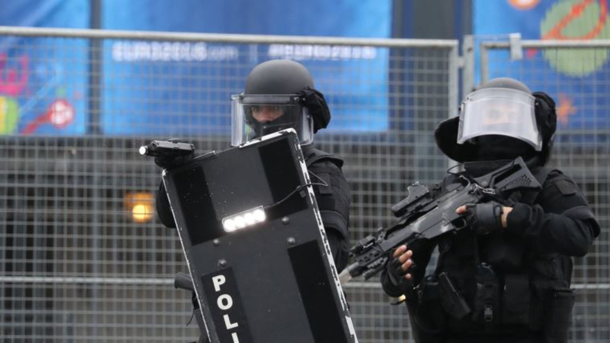 שוטרים צרפתים ליד אצטדיון סטאד דה פראנס