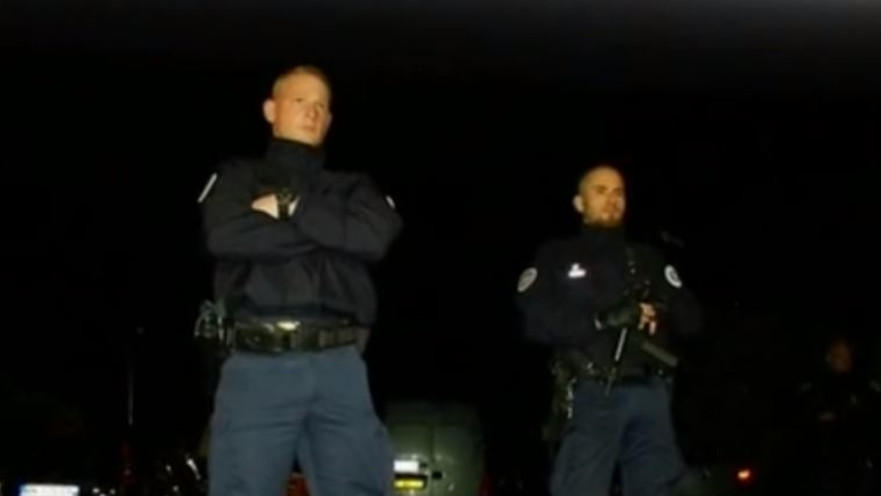 שוטרים צרפתים בזירת רצח קצין המשטרה סמוך לפריז