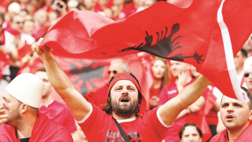 “הכי חשוב שאנחנו ביחד".  אוהדי אלבניה במשחק בין שווייץ לאלבניה, בשבת האחרונה 