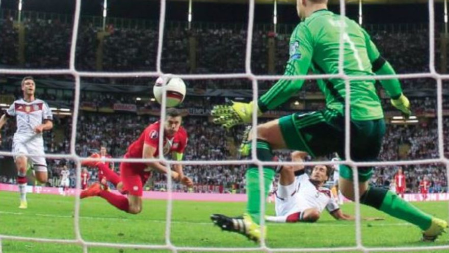 לבנדובסקי מבקיע נגד נוייר