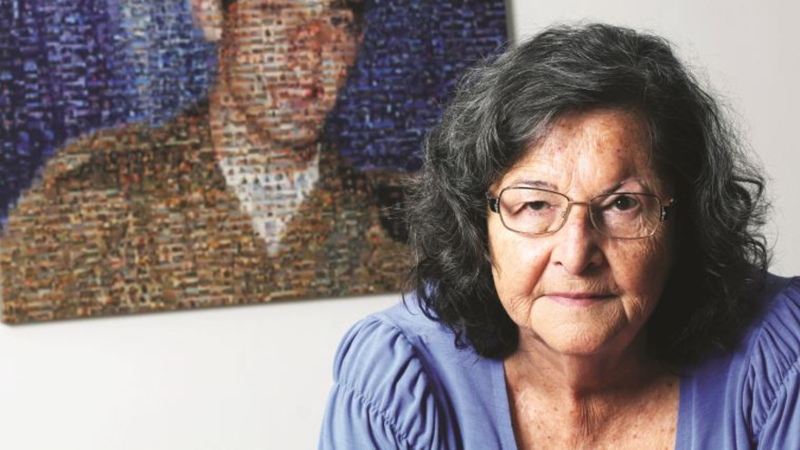 נלי ברק על רקע תמונת בנה חנן ז''ל