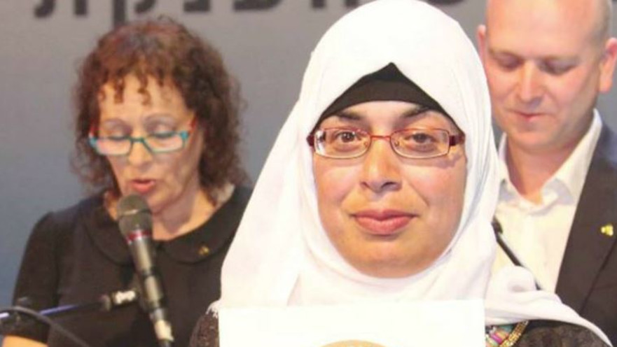 אבו גליון מקבלת תואר מהאוניברסיטה הפתוחה