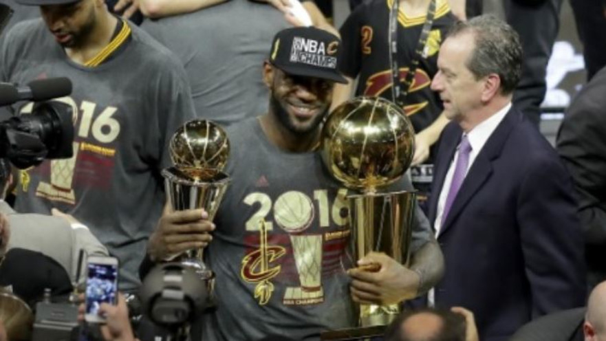 לברון ג'יימס מאושר