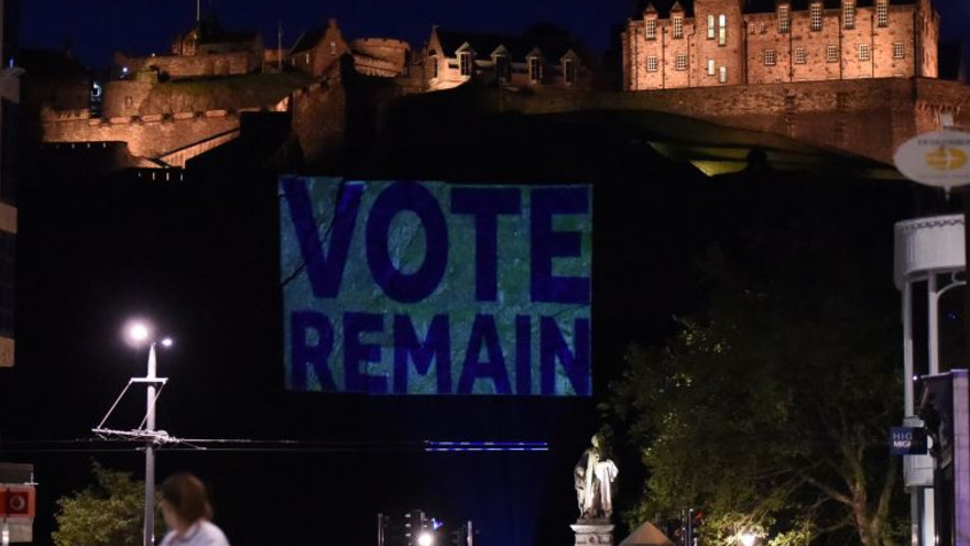 "הצביעו להישאר" על רקע טירת סקוטלנד