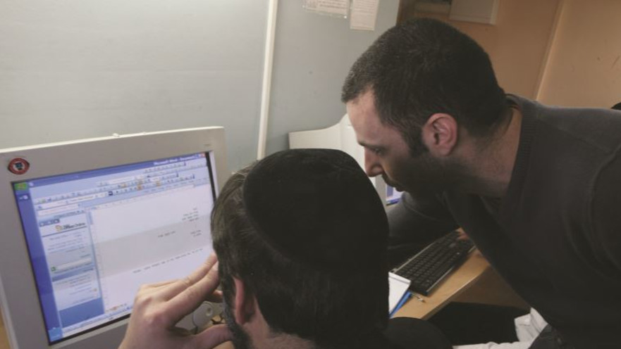 חרדים עובדים מול מחשב