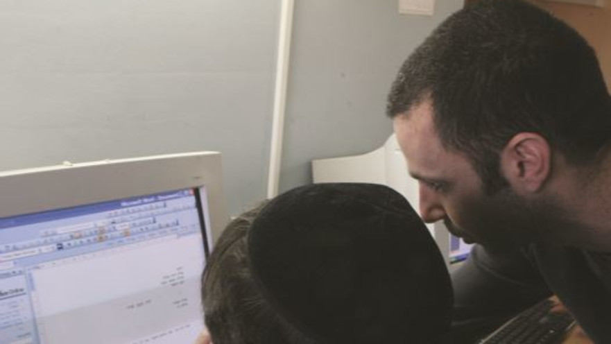 חרדים עובדים מול מחשב