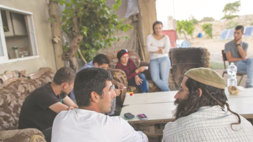 מפגש של ישראלים ופלסטינים בביתו של אבו עוואד