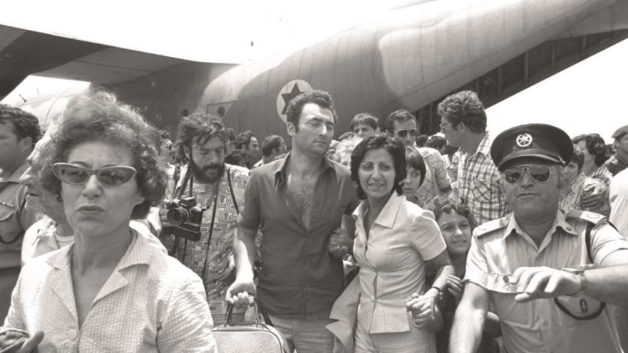 בני הערובה נוחתים בסיום מבצע אנטבה