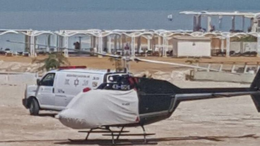 ילד טבע בבריכת מלון בים המלח