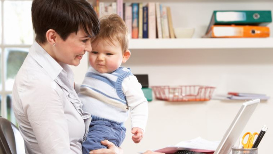 אם עובדת עם תינוק