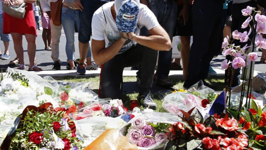 פרחים לזכר קורבנות הפיגוע בניס