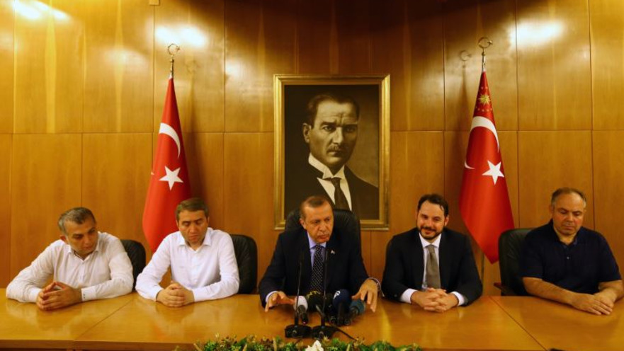 ארדואן נואם בשדה התעופה אטאטורק אחרי ניסיון הפיכה