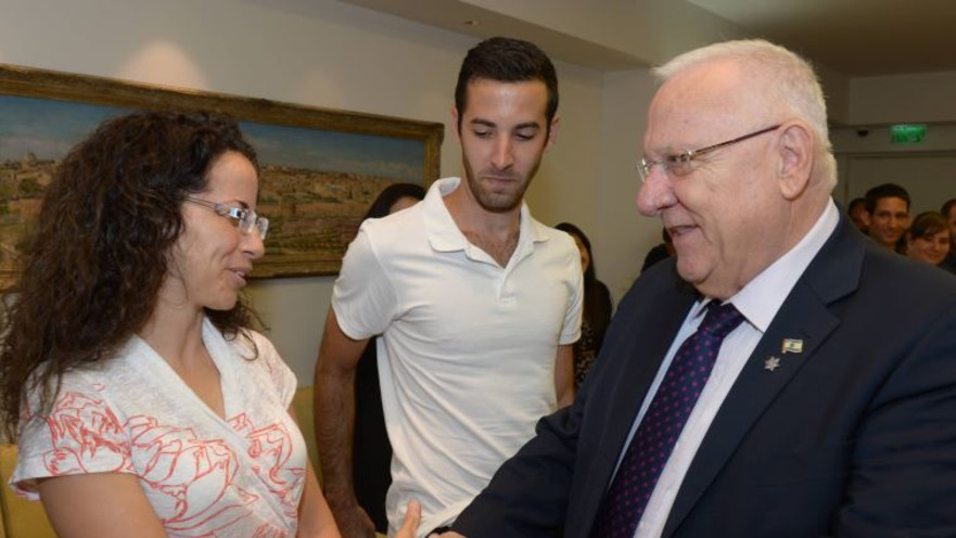 נשיא המדינה ראובן ריבלין עם מיקה, אימה של שירה בנקי ז"ל