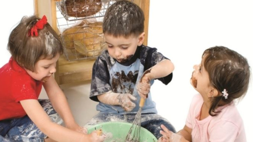 ילדים אוכלים