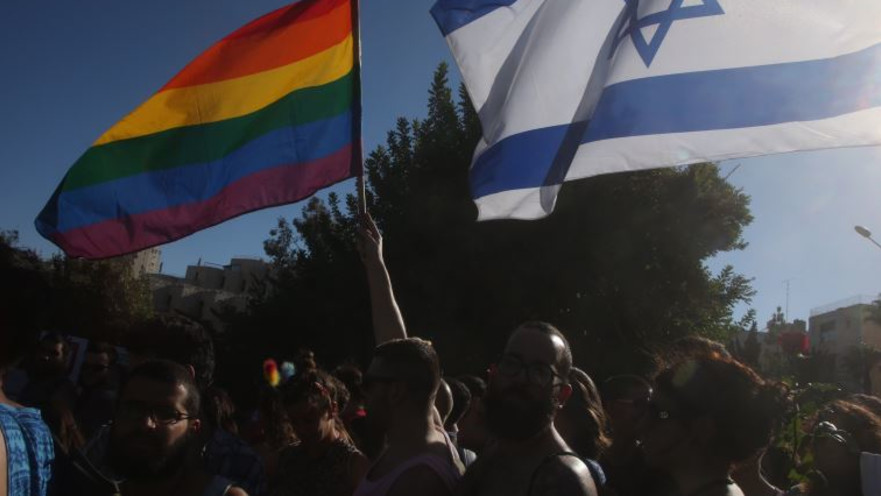 דגל ישראל ודגל הגאווה במצעד הגאווה בירושלים