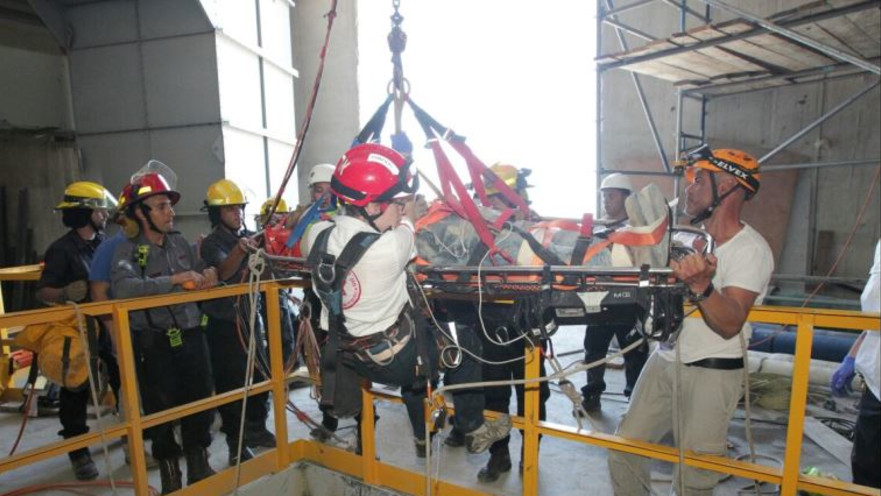 חילוץ הפועל שנפל לפיר בתחנת הכוח בחדרה
