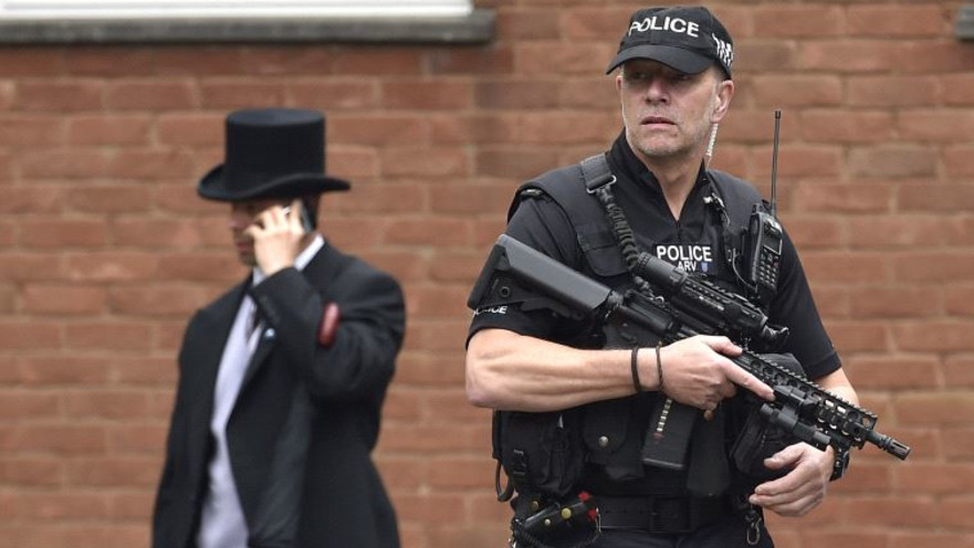 שוטר חמוש בלונדון
