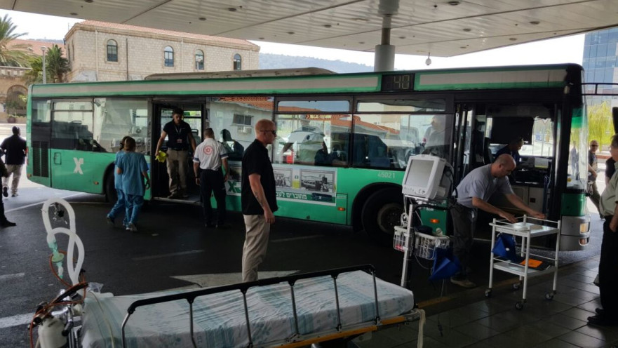 אוטובוס ששימש כאמבולנס לאחר שנוסעת בו איבדה את ההכרה