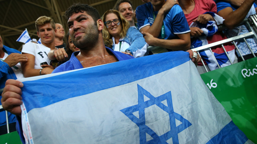 אורי ששון ודגל ישראל