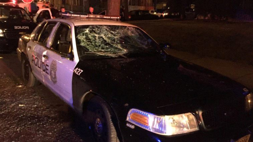 ניידת במילווקי שנזרקו עליה אבנים