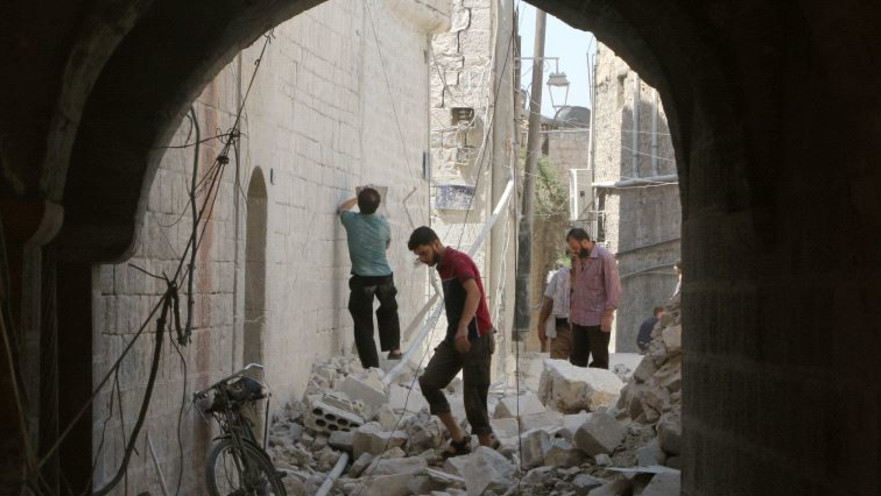 תושבי חאלב בודקים את הנזק לאחר ההפצצות בעיר