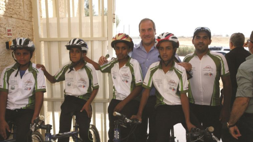 הרב אקשטיין עם הילדים הבדואים