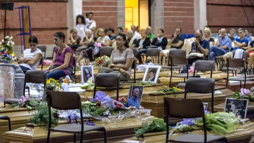 ארונות קורבנות רעידת האדמה באיטליה