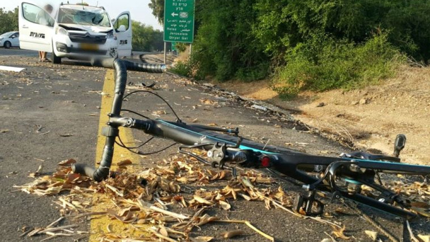 רוכב אופניים נפגע מרכב בכביש 232