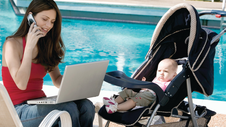 אמא מדברת בטלפון