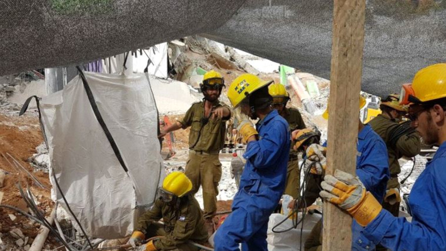 עבודות החילוץ בחניון שקרס